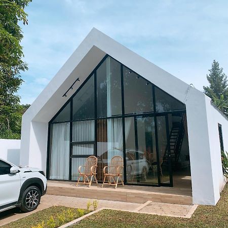 Casa De Gaudi Lembang Villa Ngoại thất bức ảnh