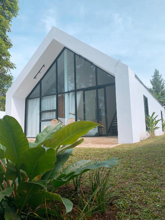 Casa De Gaudi Lembang Villa Ngoại thất bức ảnh